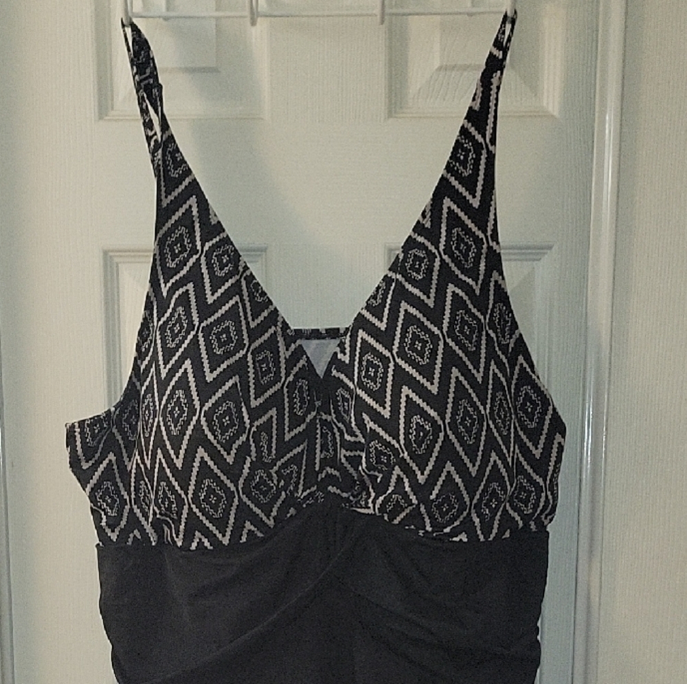 Perona Womens 26W Black and White Geometric Print  One Piece Swim Suit